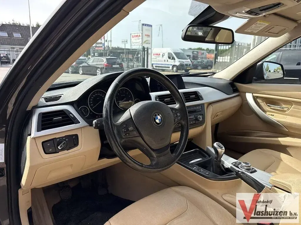 Gebraucht BMW 320 Executive 184 PS (135 kW) 2012 Braun Limousine