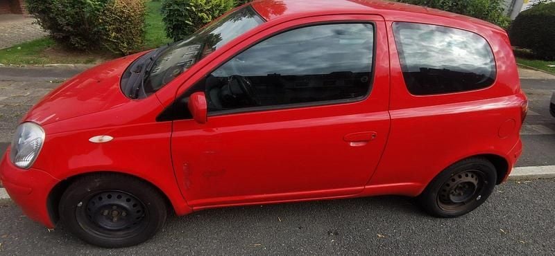 Rot Gebraucht 2005 Toyota Yaris Kleinwagen | 700 € (Fairer Preis) - Bild 1/4