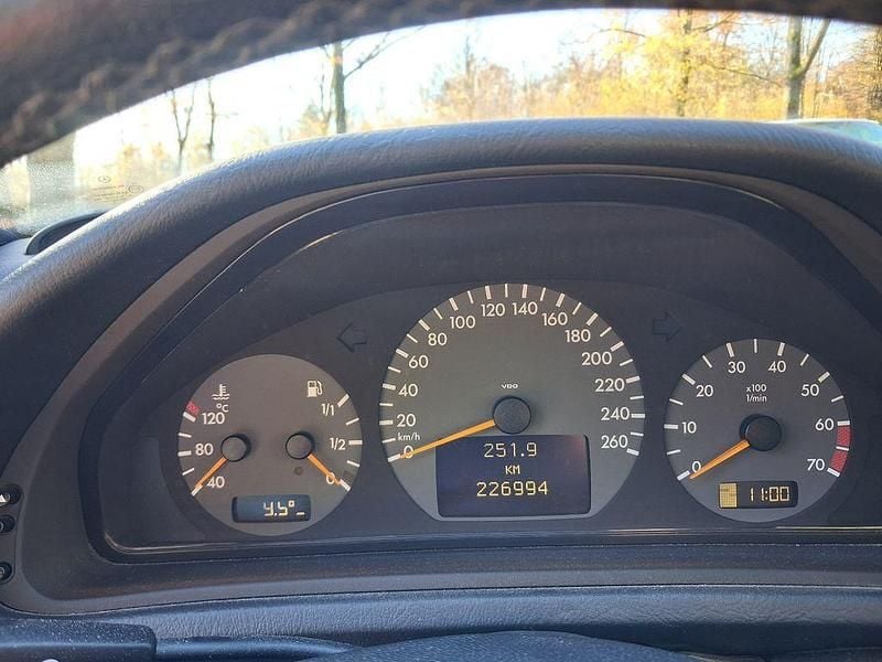 Blau Gebraucht 2001 Mercedes CLK230 Elegance Coupé | 1.250 € (Superpreis) - Bild 1/4