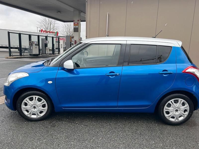 Gebraucht Suzuki Swift 92 PS (67 kW) 2013 Blau Kleinwagen