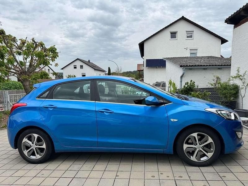 Gebraucht Hyundai i30 Passion Plus 135 PS (99 kW) 2016 Blau Limousine