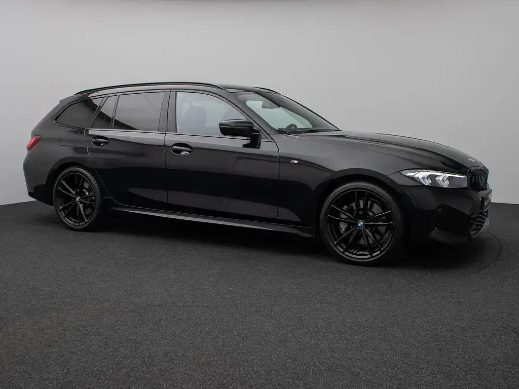 Gebraucht BMW 330 M Sport 245 PS (180 kW) 2023 Saphirshwarz metallic475schwarz Limousine