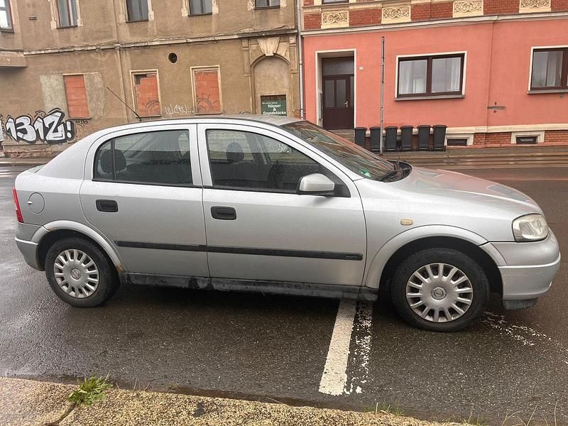 Gebraucht Opel Astra 101 PS (74 kW) 1998 Silber Limousine