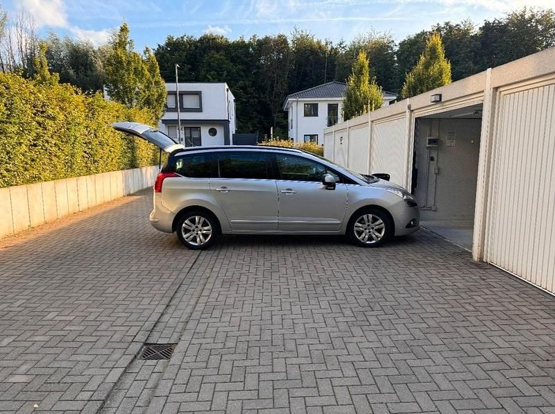 Silber Gebraucht 2012 Peugeot 5008 Van / Kleinbus | 7.850 € (Etwas zu teuer) - Bild 1/4