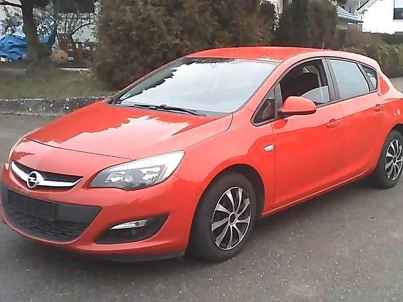 Gebraucht Opel Astra Edition 140 PS (102 kW) 2015 Rot Limousine