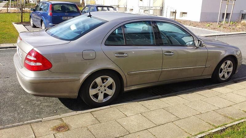 Gebraucht Mercedes E220 Avantgarde 150 PS (110 kW) 2005 Grau Limousine