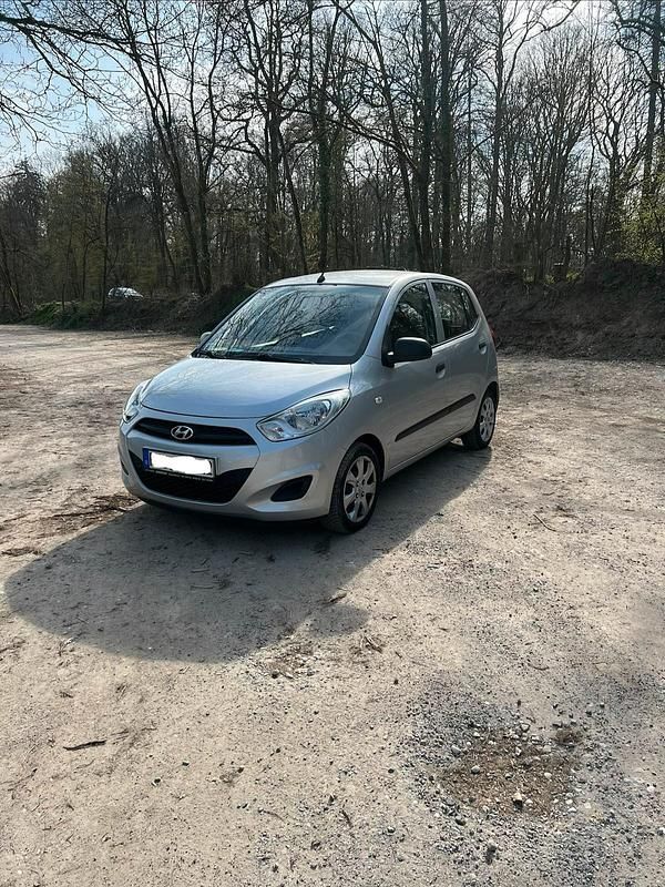 Gebraucht Hyundai i10 69 PS (50 kW) 2013 Silber Kleinwagen