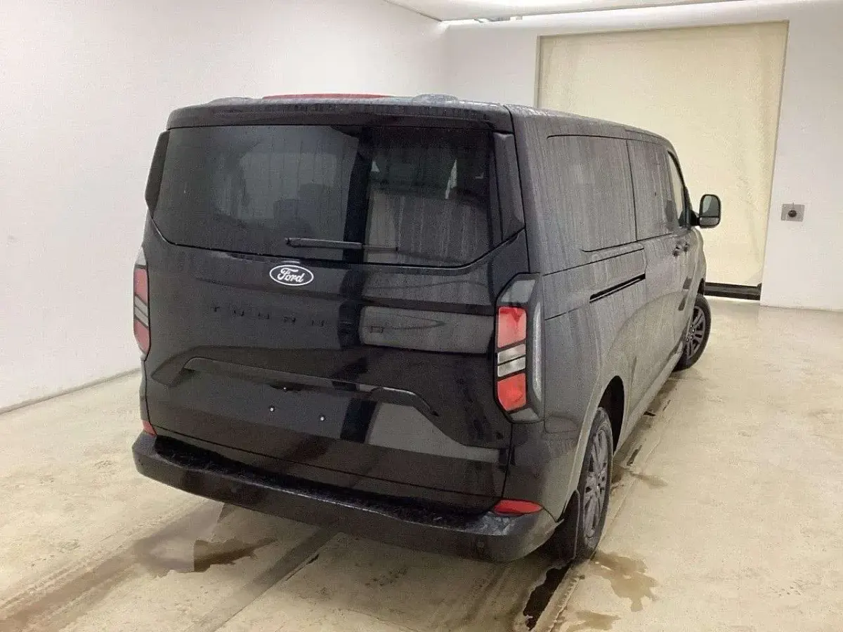 Gebraucht Ford Tourneo Custom Titanium 136 PS (100 kW) 2025 Agate black metallic Van