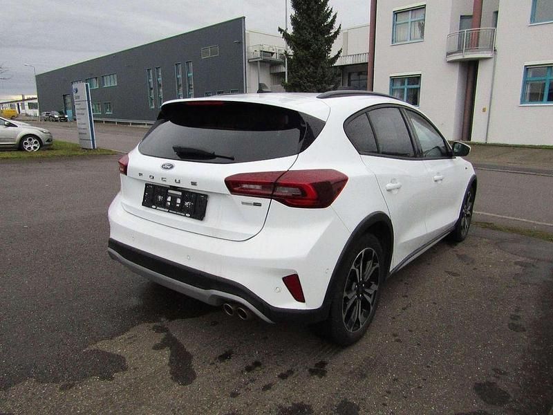 Gebraucht Ford Focus Active X 155 PS (114 kW) 2023 Frostweiß Kleinwagen