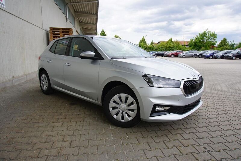 Brilliantsilber metallic Gebraucht 2023 Skoda Fabia Selection Limousine | 14.950 € (Superpreis) - Bild 1/4