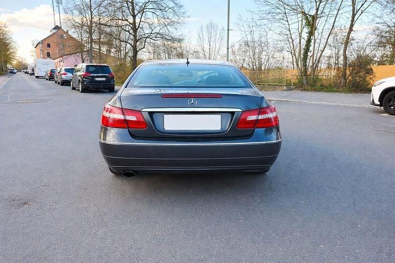 Gebraucht Mercedes E200 184 PS (135 kW) 2011 Grau Coupé