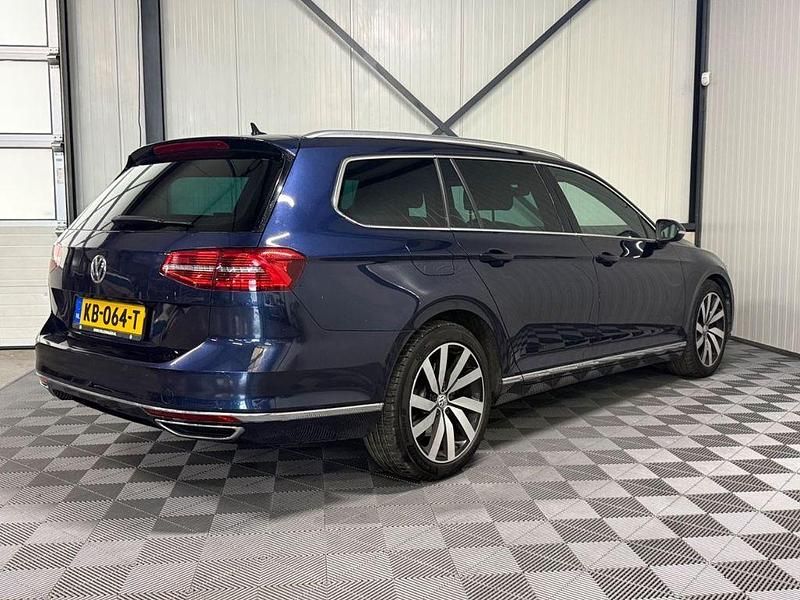 Gebraucht VW Passat Highline 239 PS (175 kW) 2016 Blau Kombi