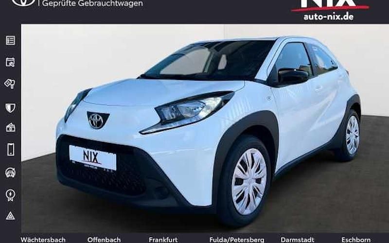 Schneeweiß Neu 2024 Toyota Aygo Play Kleinwagen | 16.780 € - Bild 1/4