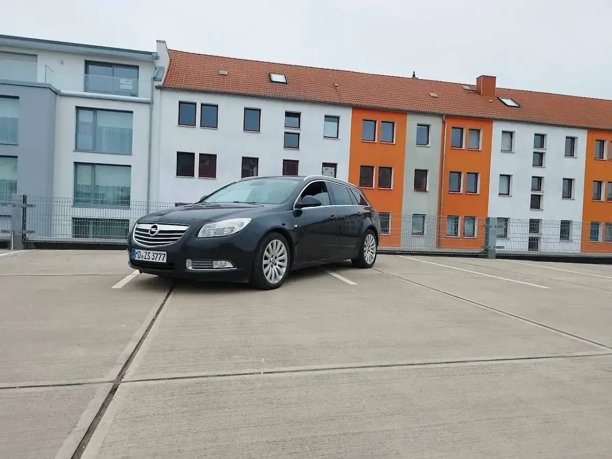 Gebraucht Opel Insignia Sport 131 PS (96 kW) 2011 Schwarz Kombi