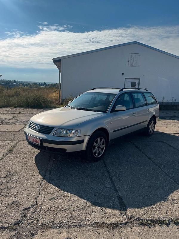 Silber Gebraucht 1999 VW Passat Kombi | 2.599 € (Fairer Preis) - Bild 1/4