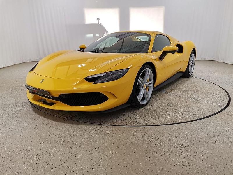 Gebraucht Ferrari 296 829 PS (609 kW) 2023 Giallo modena ds 4305 (3200) Cabrio