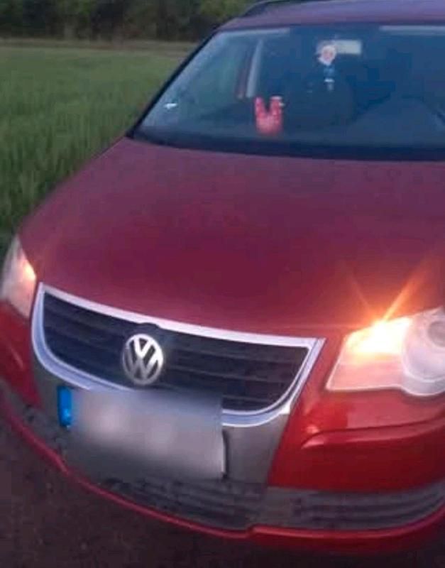 Rot Gebraucht 2007 VW Touran Van / Kleinbus | 3.500 € (Etwas zu teuer) - Bild 1/4