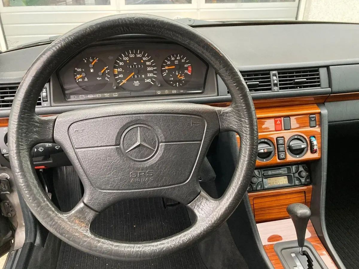 Gebraucht Mercedes 220 150 PS (110 kW) 1993 Grau Limousine