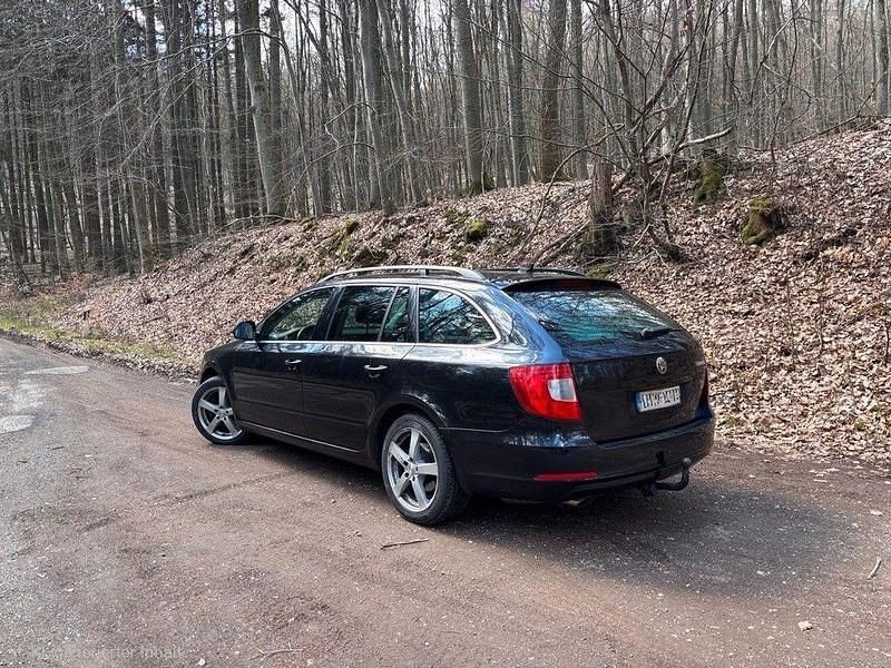 Gebraucht Skoda Superb Elegance 140 PS (102 kW) 2012 Schwarz Kombi