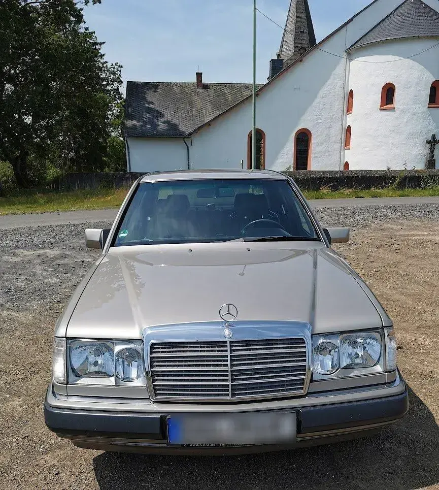 Gebraucht Mercedes E260 160 PS (117 kW) 1989 Gold Limousine