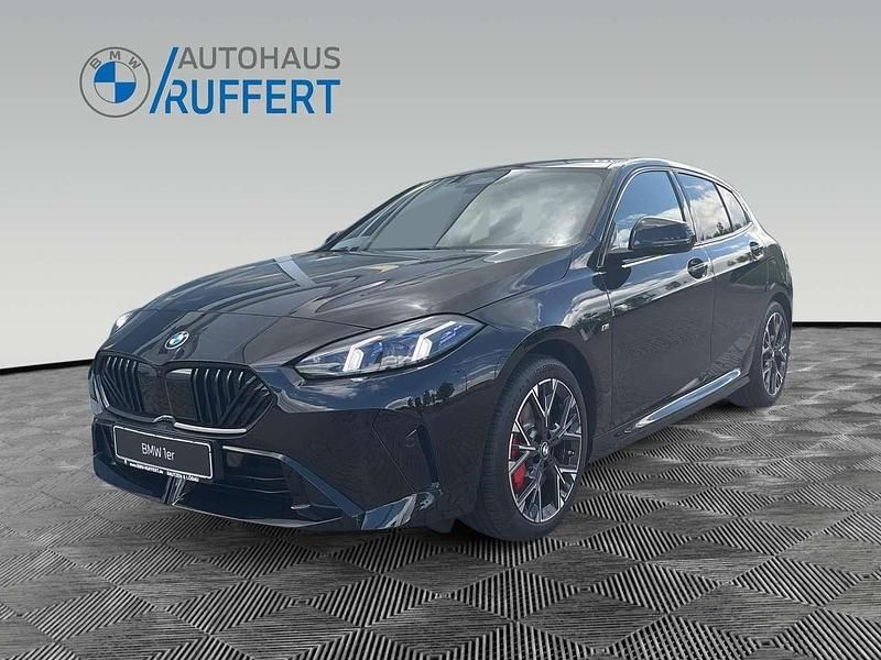 Saphirschwarz Neu 2025 BMW 118 M Sport Kleinwagen | 50.520 € - Bild 1/4