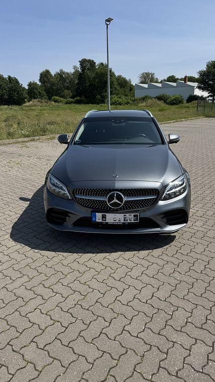 Grau Gebraucht 2019 Mercedes C300e AMG line Limousine | 21.999 € (Fairer Preis) - Bild 1/4