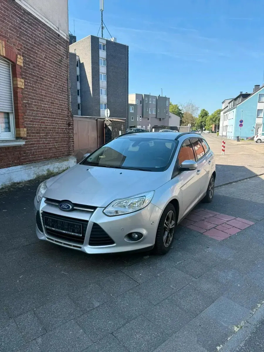Gebraucht Ford Focus 116 PS (85 kW) 2014 Grau Kombi