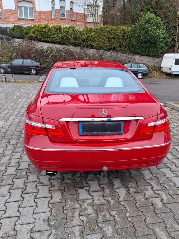 Rot Gebraucht 2010 Mercedes E250 Avantgarde Coupé | 12.400 € (Teuer) - Bild 1/4