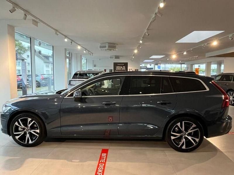 Gebraucht Volvo V60 Core 197 PS (144 kW) 2024 (723) denim blue metallic Kombi