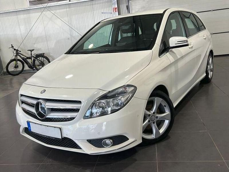 Gebraucht Mercedes B180 122 PS (89 kW) 2013 Weiß Van / Kleinbus