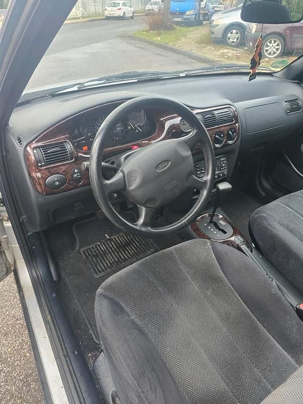 Grau Gebraucht 1996 Ford Escort Limousine | 1.200 € (Etwas zu teuer) - Bild 1/4