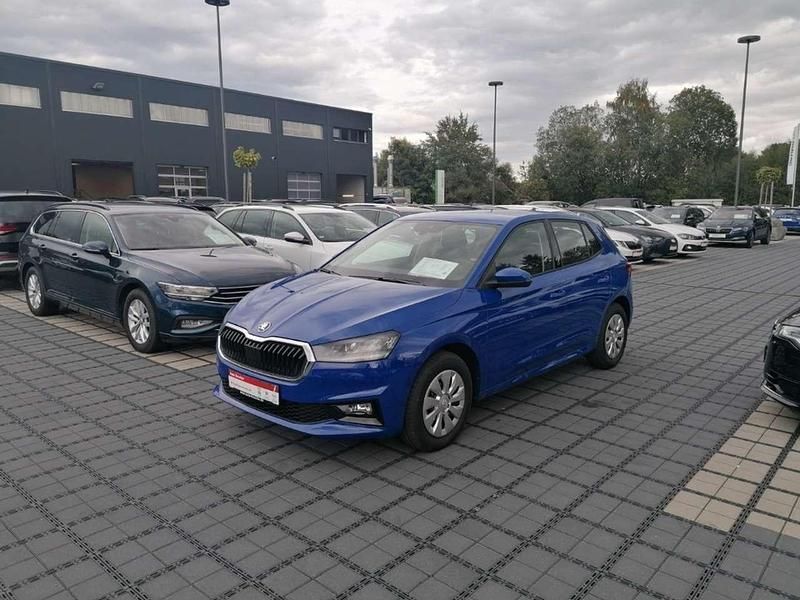 Energy blau Gebraucht 2023 Skoda Fabia Selection Kleinwagen | 16.770 € (Fairer Preis) - Bild 1/4