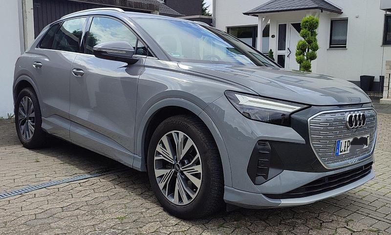 Grau Gebraucht 2021 Audi Q4 e-tron Advanced SUV | 21.250 € (Fairer Preis) - Bild 1/4