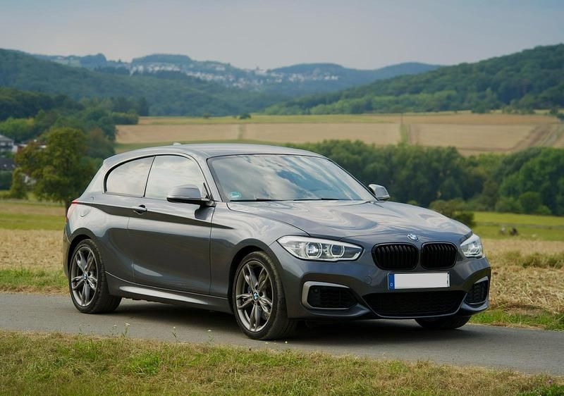 Grau Gebraucht 2017 BMW M140 M Performance Kleinwagen | 30.500 € (Fairer Preis) - Bild 1/4