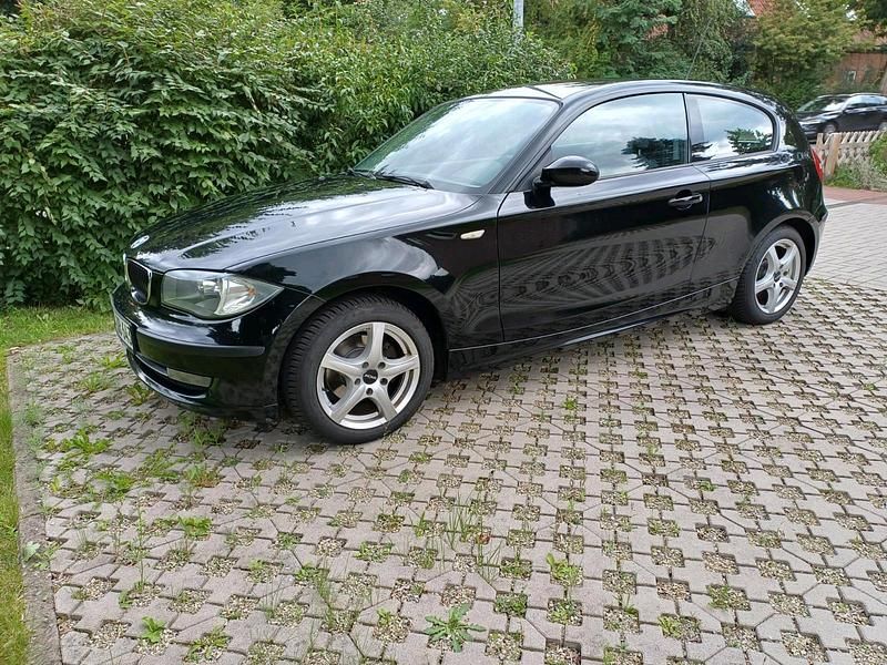 Schwarz Gebraucht 2009 BMW 116 Kleinwagen | 3.900 € - Bild 1/4