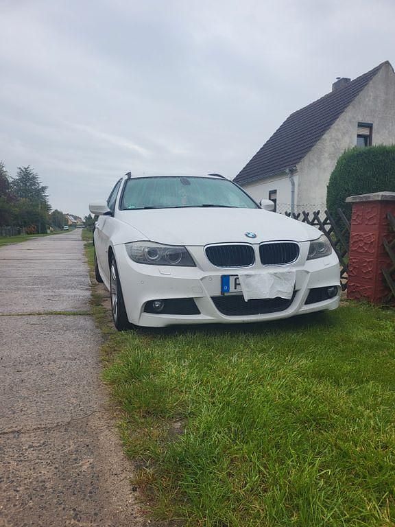 Weiß Gebraucht 2011 BMW 318 Sport Line Kombi | 5.100 € (Fairer Preis) - Bild 1/4