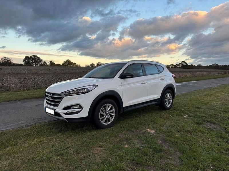 Weiß Gebraucht 2018 Hyundai Tucson Select SUV | 16.000 € (Fairer Preis) - Bild 1/4