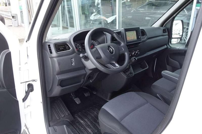 Second-hand Renault Master 135 CP (99 kW) 2024 Alb Monovolum