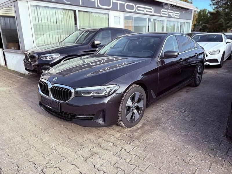 Grau Gebraucht 2021 BMW 520 Limousine | 22.990 € - Bild 1/4