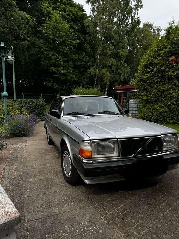 Silber Gebraucht 1987 Volvo 244 Limousine | 15.999 € - Bild 1/4