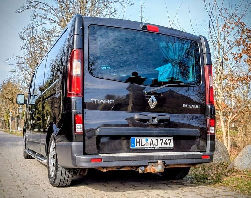 Gebraucht Renault Trafic Expression 145 PS (106 kW) 2017 Schwarz Van / Kleinbus