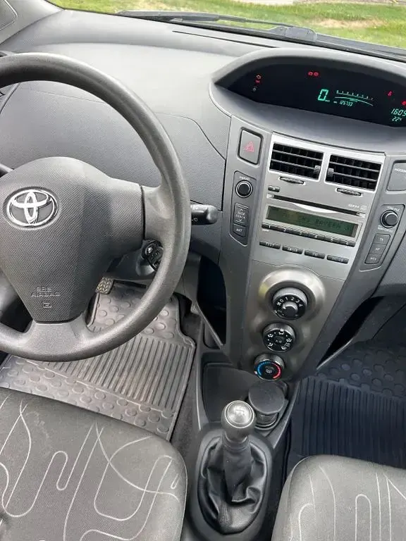 Gebraucht Toyota Yaris 69 PS (50 kW) 2009 Grau Kleinwagen