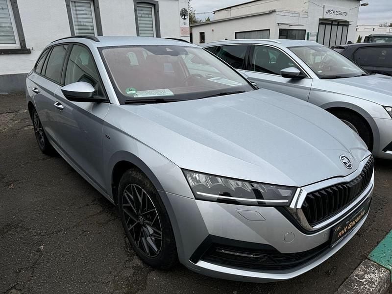 Silber Gebraucht 2021 Skoda Octavia Clever Kombi | 20.900 € - Bild 1/4
