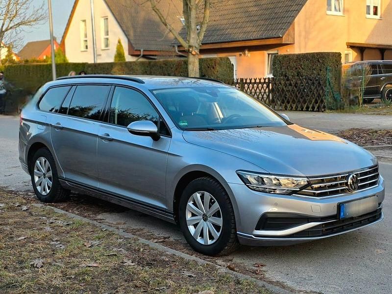 Gebraucht VW Passat 122 PS (89 kW) 2023 Silber Kombi