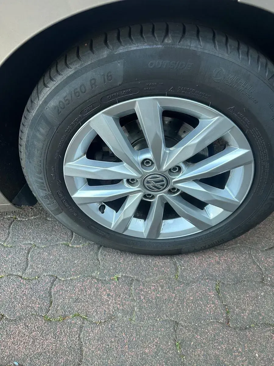 Gebraucht VW Touran Comfortline 150 PS (110 kW) 2017 Gold Van / Kleinbus
