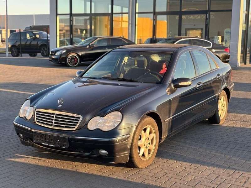 Smaragdschwarz metalliclack Gebraucht 2004 Mercedes C180 Limousine | 1.499 € (Superpreis) - Bild 1/4