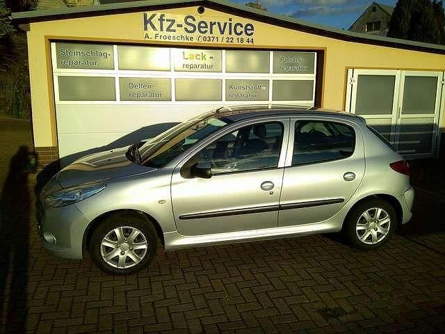 Gebraucht Peugeot 206 Basis 75 PS (55 kW) 2010 Lackierung aluminiumgrau Kleinwagen