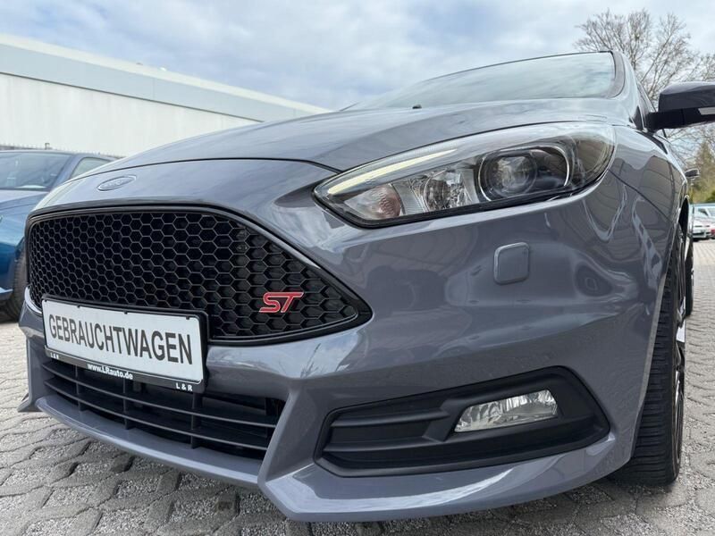 Grau Gebraucht 2017 Ford Focus ST Kombi | 15.400 € (Fairer Preis) - Bild 1/4