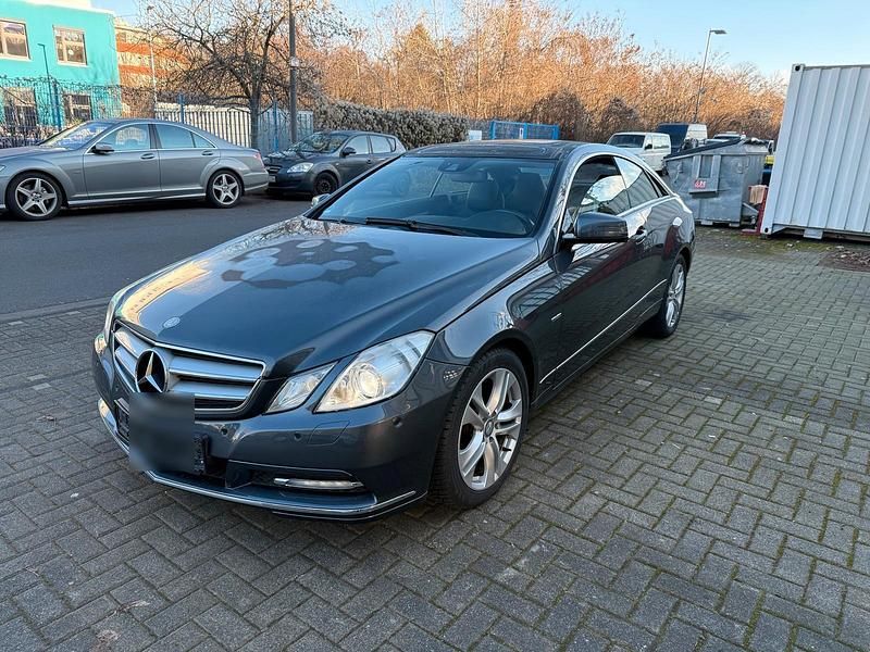 Andere farben Gebraucht 2011 Mercedes E220 Coupé | 10.499 € (Fairer Preis) - Bild 1/4