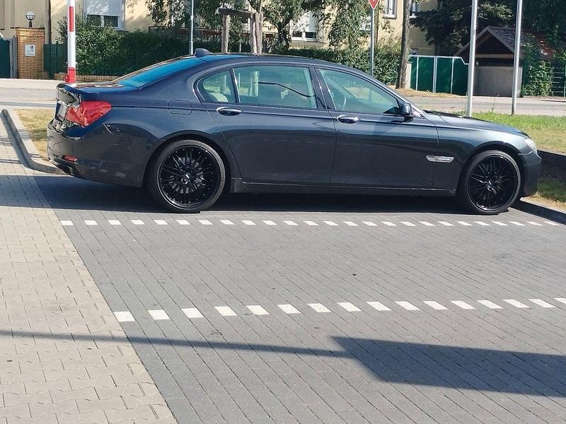 Grau Gebraucht 2009 BMW 740L Limousine | 14.900 € - Bild 1/4